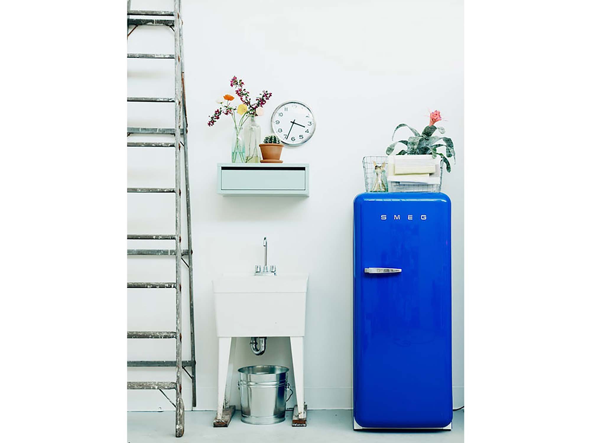  Smeg FAB28UYWR1 Refrigerador con congelador superior de estilo  retro de 24 pulgadas de los años 50 con 9.22 pies cúbicos de capacidad  compartimento de hielo con luz interior estantes de vidrio